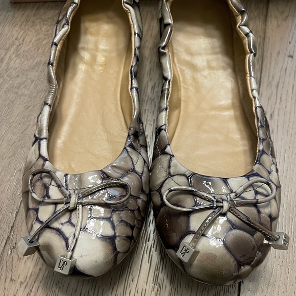 Donald J Pliner Ballet Flats in Smog Crocco Patent Leather, Size 9.5 - Picture 3 of 9